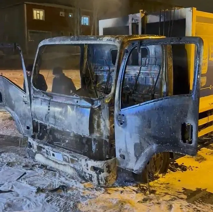 vanda-kayyum-sonrasi-gerginlik-havai-fisekle-cop-kamyonunu-yaktilar-1740517530409.jpeg Van'da kayyum sonrası gerginlik! Havai fişekle çöp kamyonunu yaktılar - 1