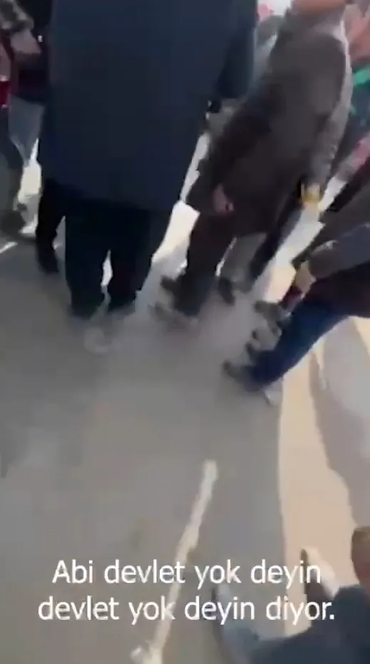 Ali Babacan’ın korumaları ’Devlet yok deyin’ talebini reddeden vatandaşı tekmeledi