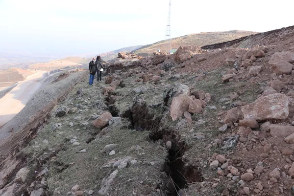siirtte-korkutan-goruntu-isciler-depremden-45-dakika-once-gordu-1607245200647.jpg Siirt'te korkutan görüntü! İşçiler depremden 45 dakika önce gizemli manzarayla karşılaştı - 1