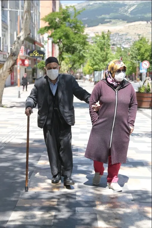 65 yaş üstü vatandaşlar 50 gün sonra sokakta! İşte o görüntüler