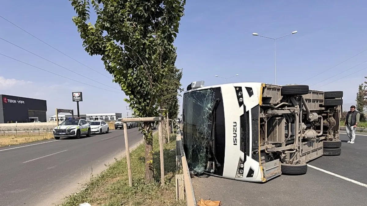 Erzurum'da feci kaza! Askeri personel servisi devrildi: Çok sayıda yaralı var