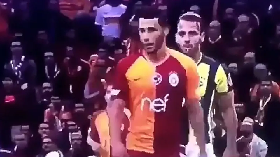 Galatasaray - Fenerbahçe derbisinde şok "tükürük" görüntüsü!
