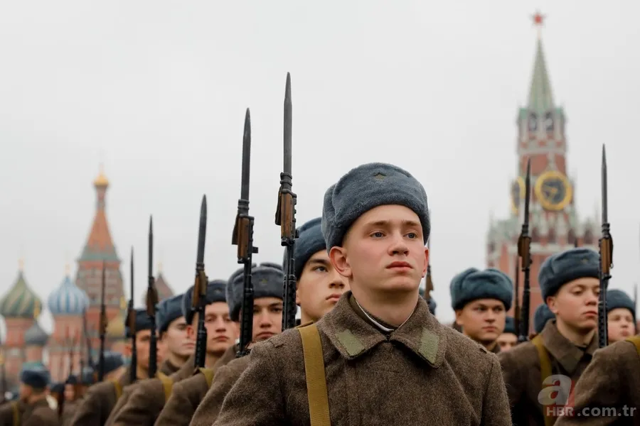 Rusya'dan renkli görüntüler! 'Sovyet askerleri' Kızıl Meydan'da... 24