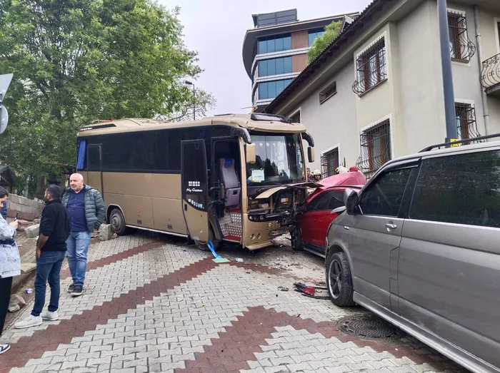 Üsküdar Burhaniye'de öğrencileri taşıyan servis kaza yaptı - 1