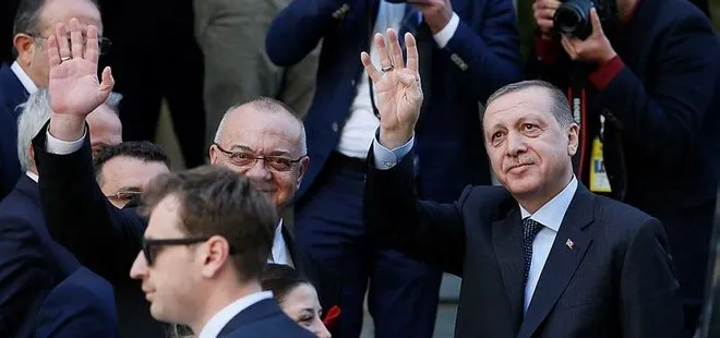 Erdoğan o pankartın sahipleriyle fotoğraf çektirdi