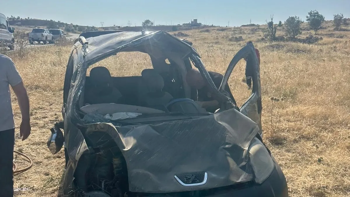 Mardin'de feci kaza! Hafif ticari araç takla attı: 4 yaralı