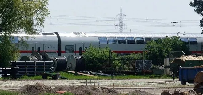 Almanya’da feci kaza: Tren demiryolu işçilerine çarptı