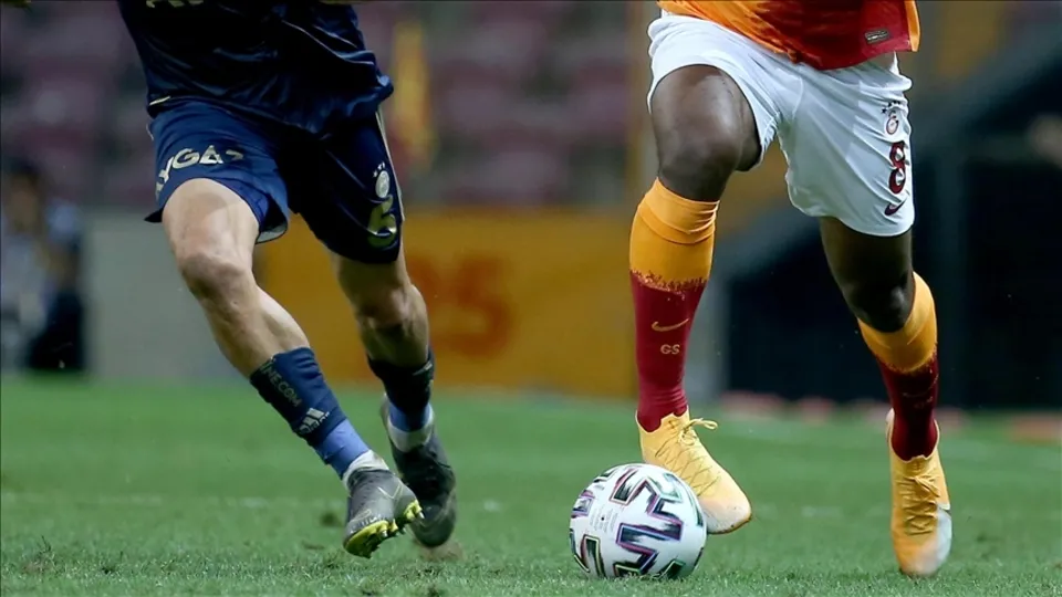 Galatasaray ve Fenerbahçe UEFA Avrupa Ligi'nde kritik karşılaşmalara çıkıyor! Terim ve Pereira'dan radikal karar