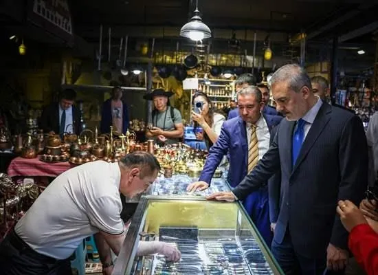 bakan-fidan-urumci-ve-kasgar-ziyaretinde-yasli-bir-kadinla-sohbet-edip-dua-istedi-1717627396252.jpeg Renkli görüntüler! Bakan Fidan Kaşgar ziyaretinde yaşlı bir kadınla sohbet edip dua istedi - 2