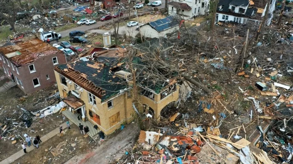 Kentucky eyaleti hortum felaketine teslim oldu! Kayıp düğün fotoğrafı 240 kilometre uzaklıkta bulundu