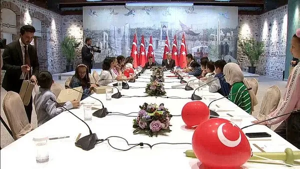 baskan-erdogan-23-nisanda-depremzede-cocuklari-agirladi-istanbulda-onemli-aciklamalar-1682249174500.jpeg Başkan Erdoğan 23 Nisan'da depremzede çocukları ağırladı! İstanbul'da önemli açıklamalar - 3