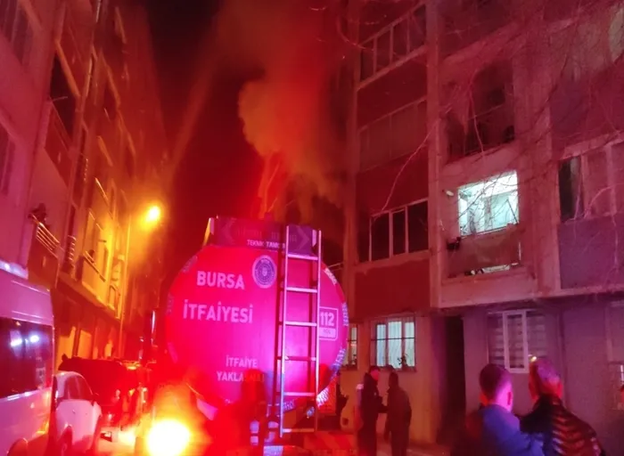 bursadaki-apartman-dairesinde-yangin-5-kisi-dumandan-etkilendi-1742608336044.jpg Fotoğraf: DHA