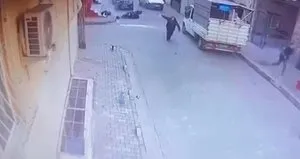 Sokak ortasında dehşet! Art arda silahını ateşledi