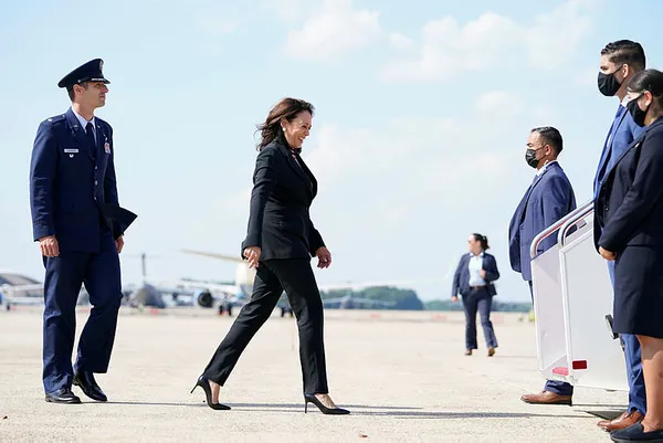 abdnin-iki-numarasi-olumden-dondu-kamala-harrisin-ucagi-zorunlu-inis-yapti-1623012096200.jpg ABD'nin iki numarası ölümden döndü! Kamala Harris'in uçağı zorunlu iniş yaptı - 3