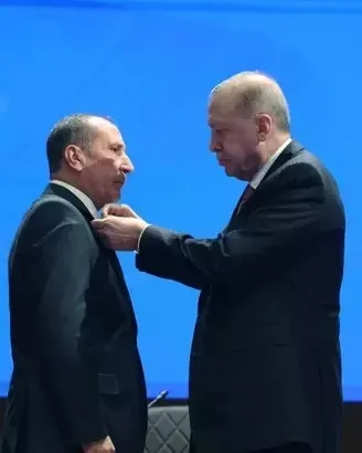 4-belediye-baskani-ak-partiye-katildi-rozetleri-baskan-erdogan-takti-1769439163610.jpeg 4 belediye başkanı AK Parti'ye katıldı! Rozetleri Başkan Erdoğan taktı