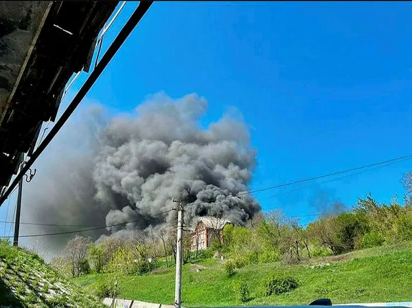 1651962578309.jpg Rusya Luhansk'ta sivilleri hedef aldı! Tahliye için bekleyen 90 kişinin kaldığı okul vuruldu - 3