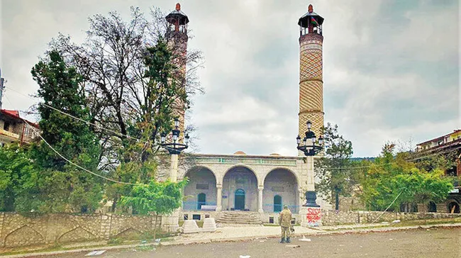 Savaş öncesi silah gösteren Ermeni papaz: Eğer isterlerse müzakere masasına otururuz