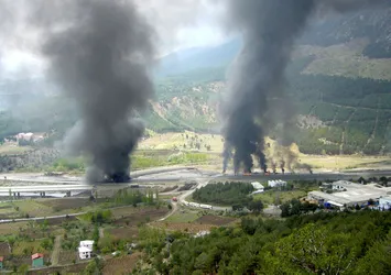 Adana'da ham petrol boru hattında yangın