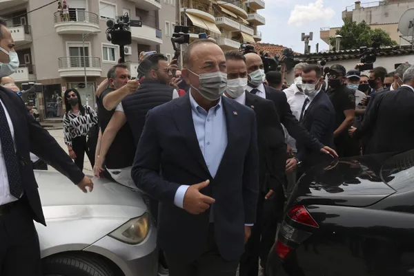 1622373690391.jpg Dışişleri Bakanı Mevlüt Çavuşoğlu Yunan "To Vima" gazetesine açık açık söyledi: Vazgeçin - 6