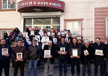 HDP'lilerden Diyarbakır'da evlat nöbeti tutan ailelere provokasyon