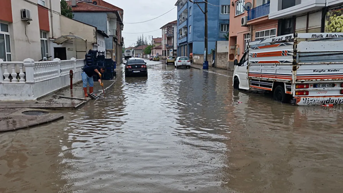 Felakete yol açabilecek sağanak yağış geliyor! O illerde kırmızı alarm! Meteoroloji'den üst üste uyarılar...
