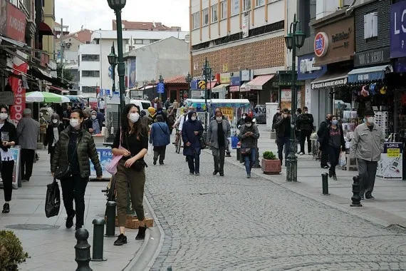 Eskişehir’de sokaklar doldu, sosyal mesafeye uyulmadı - 1