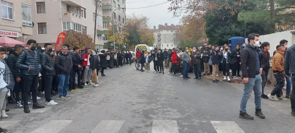 konyada-lisede-velilerin-kavgasi-kamerada-1637932490621.jpg Konya’da lisede velilerin kavgası kamerada - 3