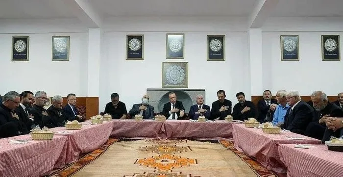 Başkan Erdoğan, Hüseyin Gazi Cemevi'ni ziyaret ederek Alevi ve Bektaşi Derneklerinin temsilcileriyle Muharrem ayı iftarına katılmıştı