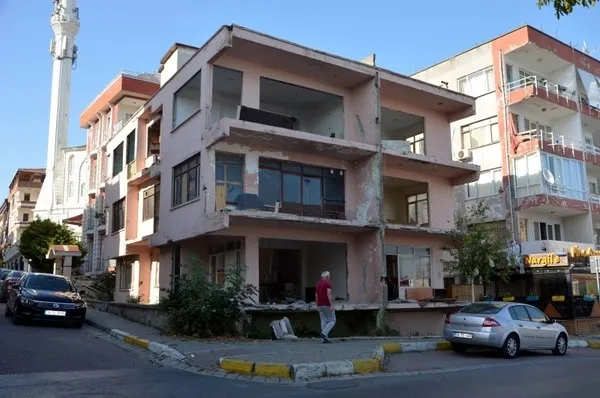 Avcılar'da korku saçan bina yıkılacak - 2