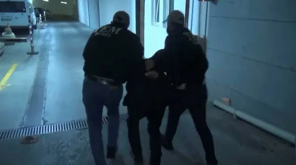 İstiklal Caddesi’ndeki terör saldırısını planlayan Bilal Hassan’ın yurt dışına kaçıran Hazni Gölge İstanbul’a getirildi! Emniyette işlemleri sürüyor