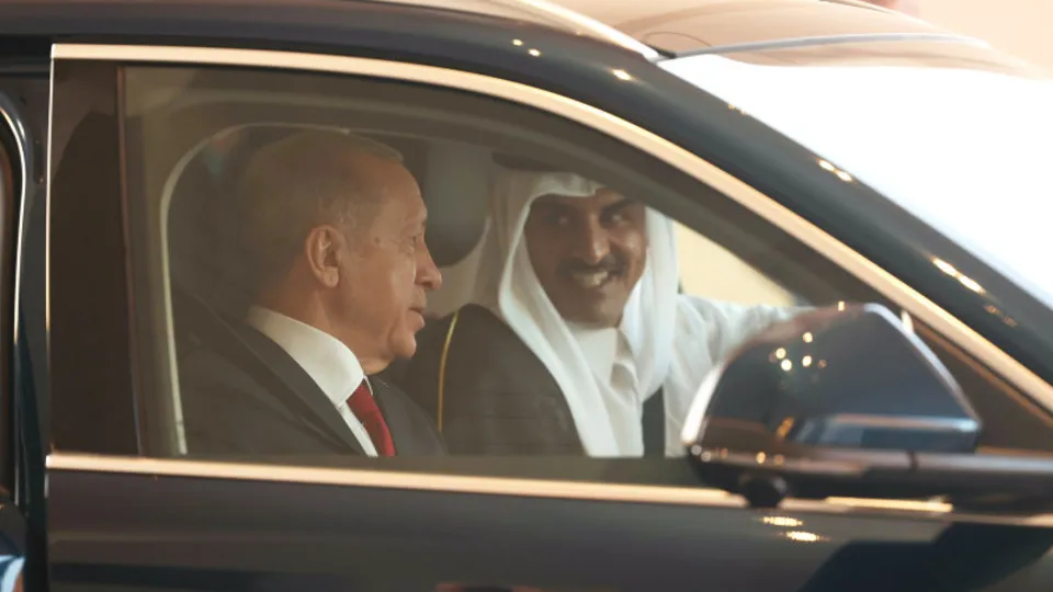 Başkan Erdoğan Katar’da resmi törenle karşılandı! Erdoğan Katar Şeyhi Al Sani'ye Togg hediye etti