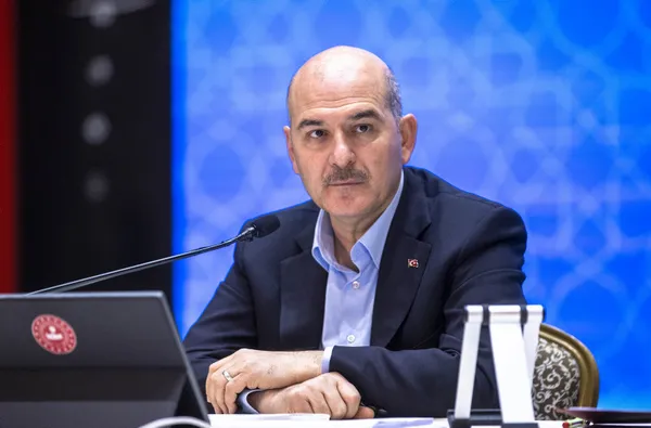 Son dakika: İçişleri Bakanı Süleyman Soylu gösterdiği kırmızı dosyayı açtı: 74 belediyeye terör soruşturması! İBB’de 1668 kişi terör bağlantılı