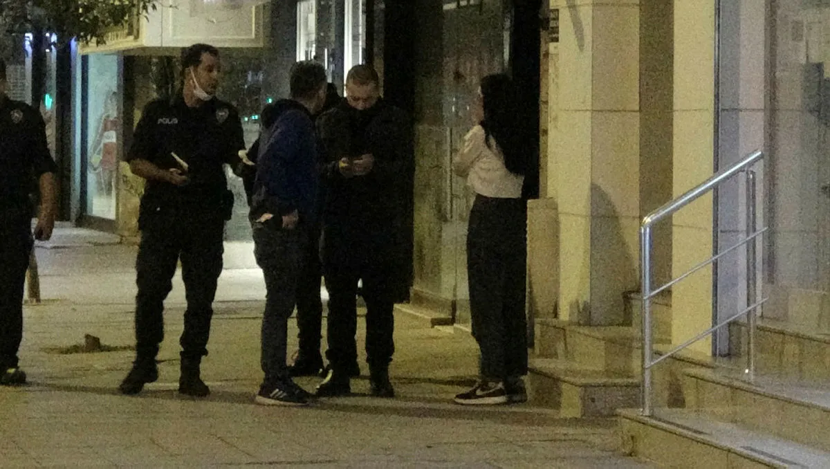 İzmir'de eğlenmek için toplanan gençler arasında kavga çıktı! 1 kişi hayatını kaybetti