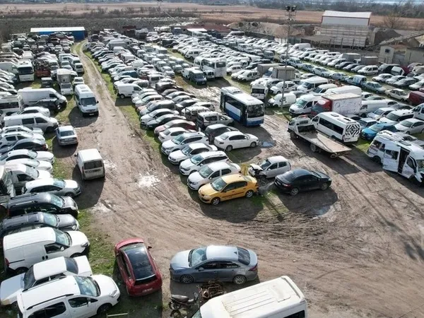 1675316247123.jpeg İstanbul’da yediemin otoparkında skandal! Araçlarını almaya gidince şoke oldular - 4