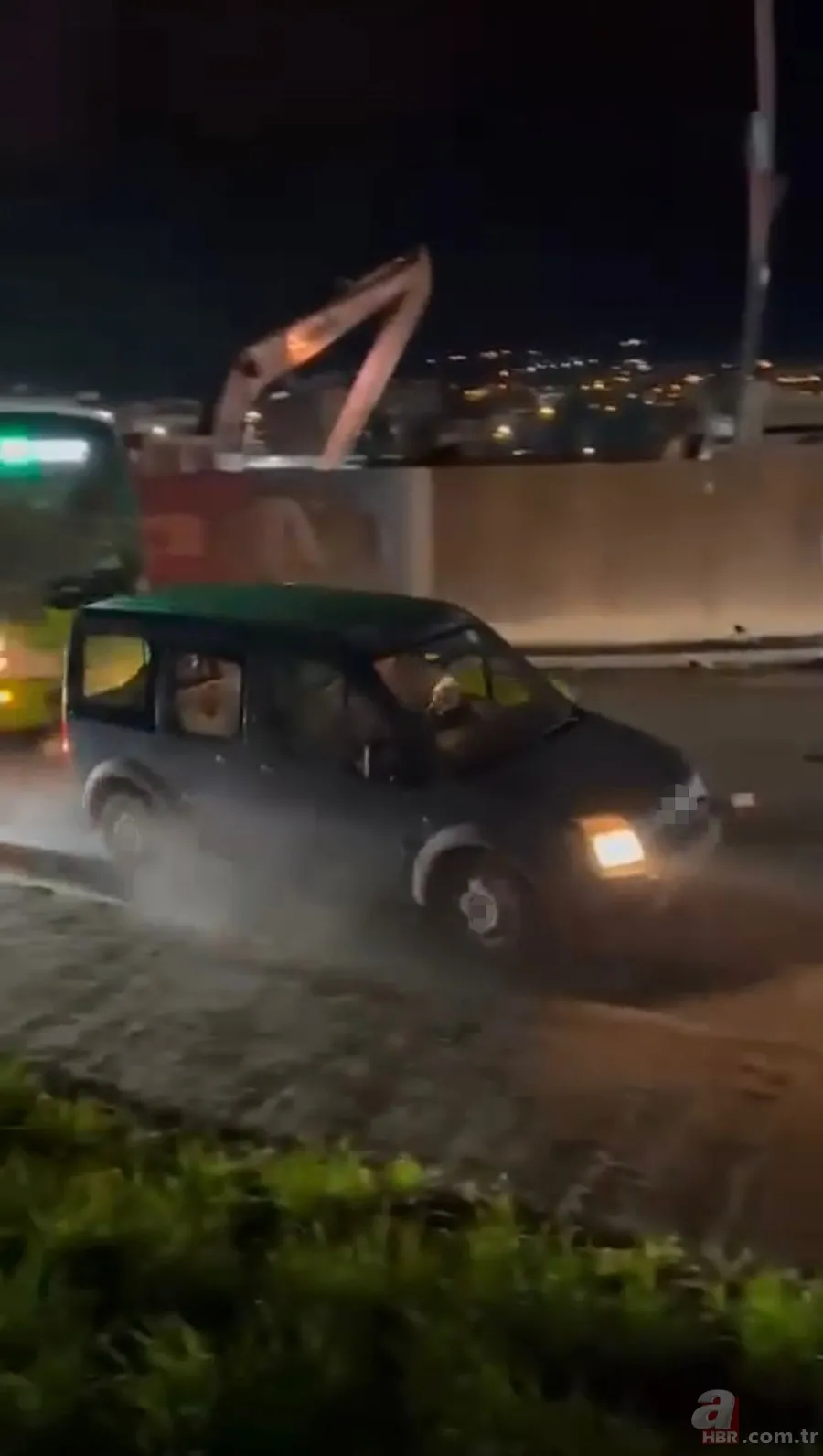 Kaza sonrası ortalık karıştı! Öfkeli sürücü dehşet saçtı 2