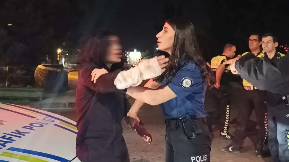 Osmangazi'de ters yönde giden sürücü polisi hedef aldı! Gazetecilere tükürüp polis aracına da saldırdı
