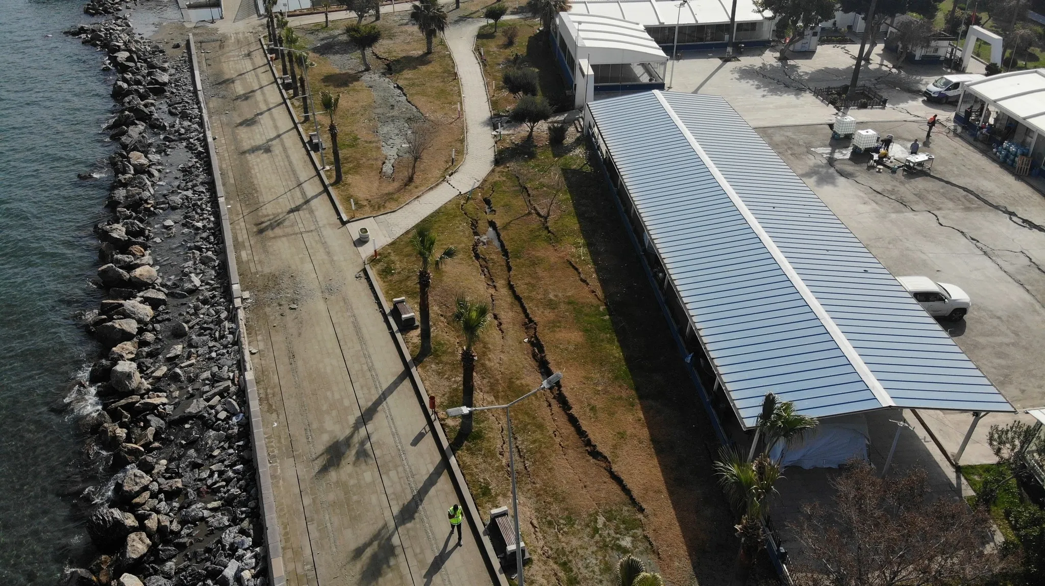 Deprem sonrası drone ile görüntülendi! Hatay İskenderun sahil bandında yarıklar oluştu