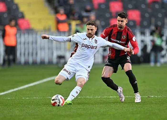 canli-gaziantep-fk-trabzonspor-1771771699311.jpeg Trabzonspor'da zirve inadı! Fırtına deplasmanda hata yapmadı - 2