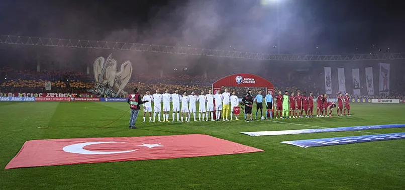 Ermenistan taraftarlarından Türkiye'ye karşı çirkin hareket! İstiklal Marşı'nı ıslıkladılar