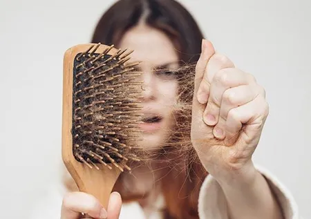 Avuç avuç dökülen saçları yeniden çıkarıyor! Saçlarınız fırça gibi olacak...