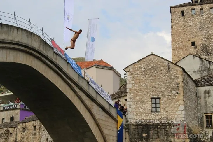 Bosna Hersek’teki Mostar Köprüsü’nde nefes kesen anlar!