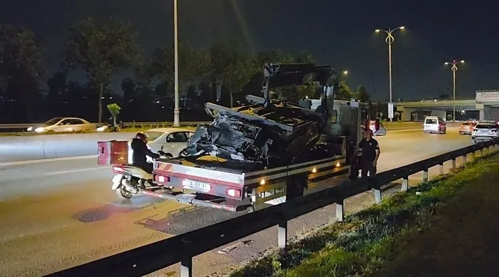 kontrolden-cikan-arac-bariyerlere-carpip-takla-atti-olu-ve-yaralilar-var-1749439801809.jpeg Araçta bulunan sürücü hayatını kaybederken, 3 kişi ise yaralandı. (DHA)