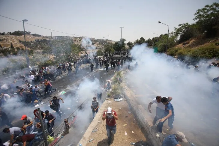 İsrail polisi Kudüs sokaklarında cemaate müdahale etti