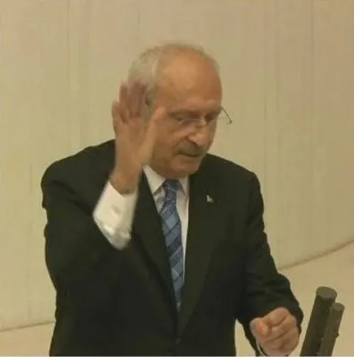 Kemal Kılıçdaroğlu'nun el hareketi zabıtasına örnek oldu! Vatandaşa skandal hareket - 2