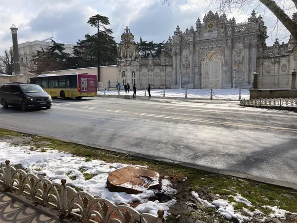 İBB’nin Çırağan Caddesi’ndeki ağaç katliamına tepkiler çığ gibi büyüdü! AK Parti’den sert açıklama: Sessiz mi kalacaksınız!