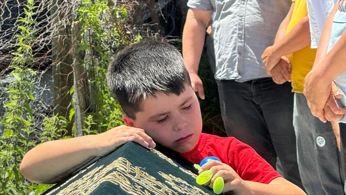 Elinde oyuncağı ağabeyinin tabutunun başında gözyaşı döktü