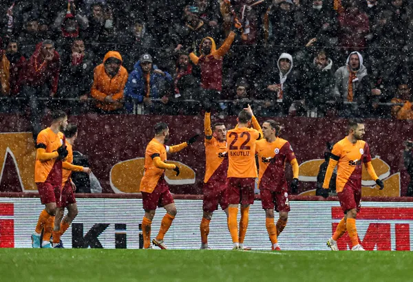 galatasarayda-flas-ayrilik-kapa-bildirildi-1661626187097.jpg Galatasaray'da flaş ayrılık: KAP'a bildirildi - 2