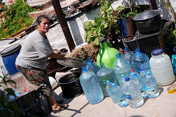 izmirde-vatandasin-su-isyani-belediye-tankerle-su-tasidi-halk-kalici-cozum-istedi-1752774567384.jpeg Vatandaş, tankerle su taşımanın çözüm olmadığını belirterek CHP'li belediyeye sorunun çözülmesi için çağrı yaptı. (AA)