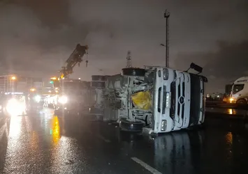 Bağcılar'da hafriyat kamyonu devrildi