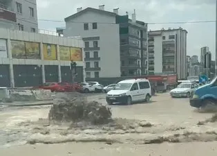 Ankara’da sağanak ve dolu yağışı şehri felç etti! Uzayan araç kuyrukları göle dönen cadde ve sokaklar...